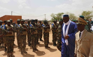 Le Premier ministre malien, Moussa Mara, (2e D) passe en revue les troupes à Kidal, dans le nord du Mali, le 17 mai 2014.