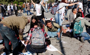 Des manifestants tentent d'aider des victimes des explosions qui ont touché un défilé pour la paix à Ankara en Turquie, le 9 octobre 2015