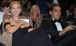 Scarlett Johansson et Romain Dauriac, à la projection du film Under the skin à la Mostra de Venise, en Italie, le 3 septembre 2013.