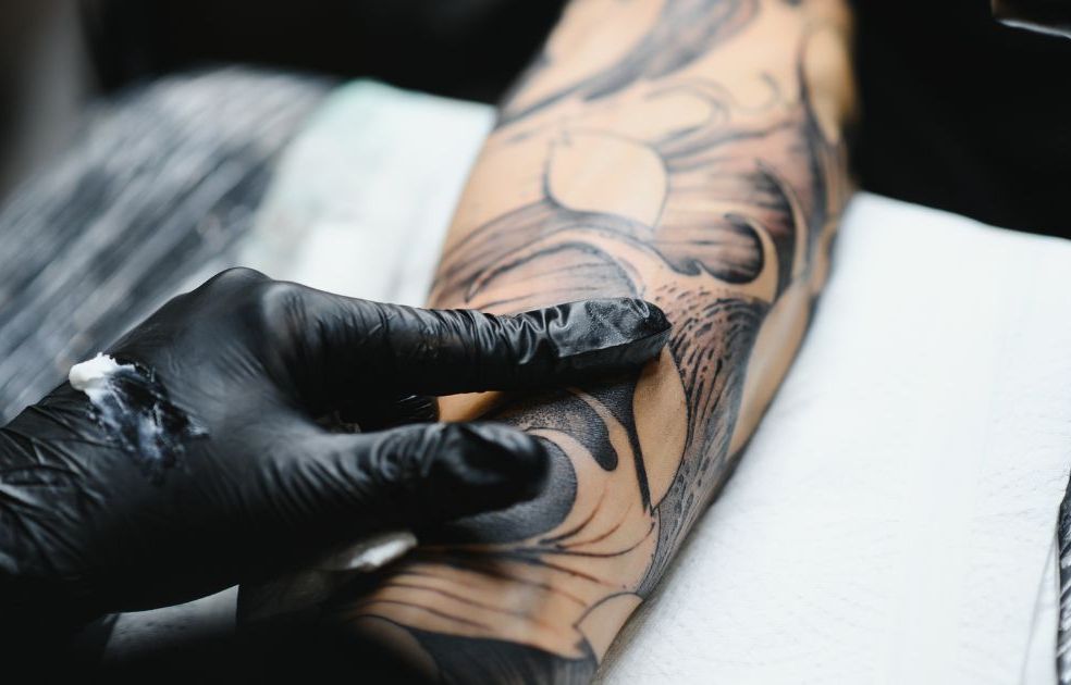 Quelle crème appliquer après un tatouage ?