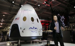 Le patron de SpaceX, Elon Musk, devant une capsule Dragon, le 29 mai 2014.