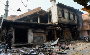 Mercredi, un homme passe devant une mosquée à New Delhi. Le lieu de culte a été attaqué.