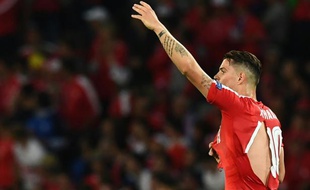 Le milieu suisse Granit Xhaka avec son maillot déchiré lors du match de l'Euro face à la France au stade Pierre-Mauroy, le 19 juin 2016