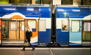 Un train Transilien au départ de la gare de Lyon, le 13 janvier 2020 à Paris (12e), pendant la grève contre le projet de réforme des retraites., le 13 janvier 2020 à Paris, pendant la grève contre le projet de réforme des retraites.