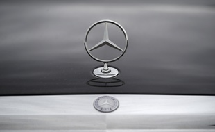 L'escroc s'est fait prêter de l'argent par une banqu pour acheter une Mercedes. Illustration.