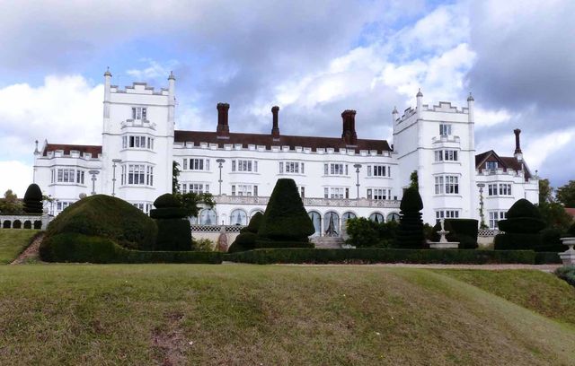 Et voici le lieu de réception vénitien du mariage d’Amal et Georges… ah non, il s’agit en réalité du Danesfield House Hotel & Spa, en Angleterre. Les mariés ont en effet organisé une deuxième réception un peu plus tard pour celles et ceux qui n’avaient pas pu se rendre en Italie…