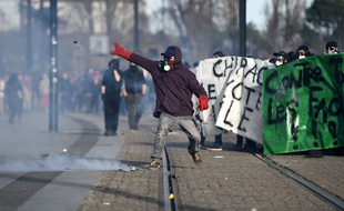 Des heurts ont éclaté en marge d'une manifestation contre la venue de Marine Le Pen à Nantes, le 25 février 2017.