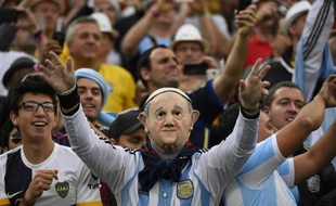 Un supporter argentin porte un masque du Pape François lors de la demi-finale entre les Pays-Bas et l'Argentine au stade Arena Corinthians à Sao Paulo le 9 juillet 2014