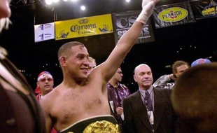 La famille d'Hector "Macho" Camacho, touché à la tête mardi lors d'une fusillade et "cliniquement dans un état de mort cérébrale" selon le corps médical, a refusé que l'on déconnecte le respirateur qui maintient en vie l'ancien triple champion du monde de boxe portoricain.