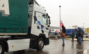 Corbas, le 19 janvier 2015. Des routiers bloquent les accès au marché de gros de Corbas dans le cadre d'une mobilisation nationale destinée à obtenir du patronat des revalorisations salariales.