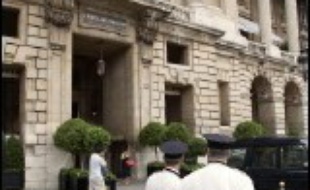 Patronat et syndicats des hôtels, cafés, restaurants devraient rechercher, lors d'une réunion le 25 août, un accord destiné à éviter que le Conseil d'Etat oblige les employeurs à rembourser rétroactivement 18 mois d'heures supplémentaires aux 800.000 salariés du secteur.