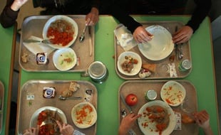 Repas bio à la cantine d'un collège de Montélimar, en novembre 2007.
