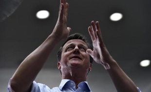 Le Premier ministre britannique David Cameron s'adresse à une audience lors d'une réunion électorale à Leeds, le 1er mai 2015