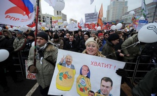 L'immense manifestation à Moscou contre Vladimir Poutine a désacralisé son régime, en place depuis douze ans, si bien qu'à moins de trois mois de la présidentielle, l'homme fort de la Russie va devoir réfléchir à une refonte de son système, selon des analystes.