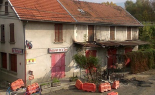 Les façades du restaurant situé a côté de la gare de Moirans (Isère) témoignent encore des émeutes.