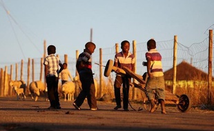 Symbole de paix dans le monde et considéré comme un demi-dieu en Afrique du Sud, Nelson Mandela est aussi un héros pour les villageois de Qunu (sud), le lieu de sa prime enfance, mais ceux-ci l'admirent surtout pour sa désarmante simplicité leur permettant de parler d'égal à égal avec l'ancien président.