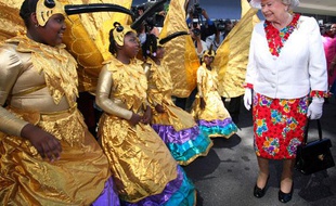 La reine Elizabeth II assiste à un défilé à l'occasion du 60ème sommet du Commonwealth,Trinidad & Tobago, le 28 novembre 2009.