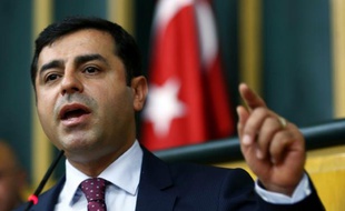 Le chef de file du parti turc prokurde HDP, Selahattin Demirtas, le 28 juillet 2015 au Parlement turc à Ankara