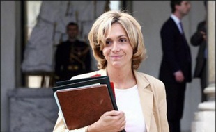 La ministre de l'Enseignement supérieur Valérie Pécresse recevra mercredi à 15H00 les organisations représentatives de la communauté universitaire, pour une concertation à partir d'un "nouveau texte" sur l'autonomie des universités, a-t-on appris auprès du ministère.