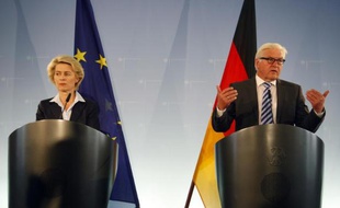 Le ministre allemand des Affaires étrangères Frank-Walter Steinmeier (d) et la ministre allemande de la Défense Ursula von der Leyen le 20 août 2014 à Berlin