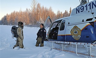 Tyson Steele (à gauche) lors de son sauvetage par les Alaska State Troopers, le 9 janvier 2020 (photo fournie par les autorités).