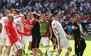 La Pologne de Kamil Grosicky et Robert Lewandowski jubile après la séance de tirs au but victorieuse contre la Suisse en huitièmes de finale de l'Euro, le 25 juin 2016 à Saint-Etienne.