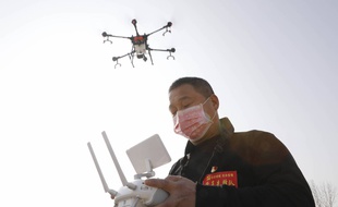 Un villageois chinois disperse du désinfectant avec un drone pour lutter contre la contamination du Coronavirus.