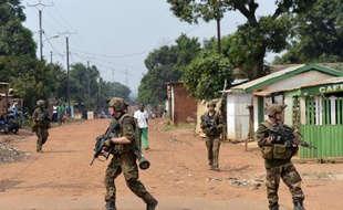 La présence militaire française était massive vendredi dans les rues de Bangui où des tirs ont encore retenti durant la nuit, alimentant la confusion sur la situation dans la capitale centrafricaine, le bilan des violences ne cessant de s'alourdir.