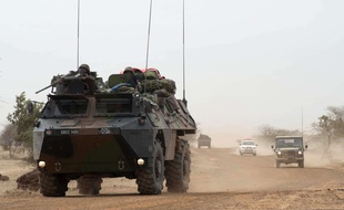 Un véhicule blindé de l'armée française dans la ville malienne de Tombouctou, le 29 janvier 2013