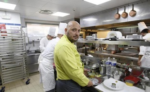 Christian Sinicropi, chef du restaurant "La palme d'or" le 6 mai 2015 dans les cuisines de son restaurant à Cannes
