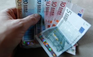 Illustration de billets d'Euros. Lyon, le 29 décembre 2012. CYRIL VILLEMAIN/20 MINUTES