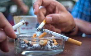 Des fumeurs dans un café à Vienne, le 9 septembre 2014