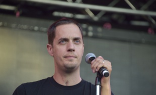 Grand Corps Malade, en concert à Saint-Ouen, le 14 juin 2014.