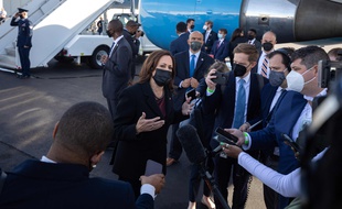 La vice-président américaine Kamala Harris le 2 décembre 2021 sur le tarmac de l'aéroport de Charlotte, en Caroline du Nord.