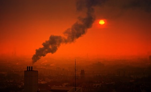 Illustration d'une cheminée et d'une pollution de l'air au couchant