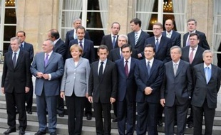 Les dirigeants européens, acculés à agir et rassurer après une semaine de krach boursier, ont entamé dimanche à Paris un sommet pour redonner confiance à des marchés affolés par la crise financière avant la réouverture des bourses, notamment en soutenant les banques.