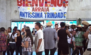 Une centaine de jeunes de la région parisienne ont mis un an à préparer leur voyage pour les JMJ au Brésil : chez l'habitant depuis une semaine en banlieue de Rio, ils sont comme des poissons dans l'eau.