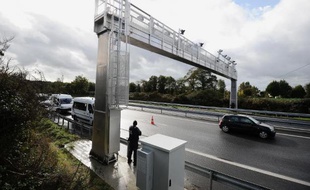 Une borne écotaxe a été partiellement incendiée samedi soir sur une route nationale près d'Avesnes-sur-Helpe (Nord), et mise hors service, a-t-on appris dimanche auprès de la gendarmerie, confirmant une information du site internet de La Voix du Nord.