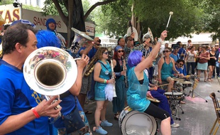 La fanfare des Kadors est l'une des fanfares organisatrices du festival à Montpellier