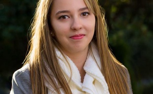 Insaf Rezagui, secrétaire de la section PS de Fréjus.