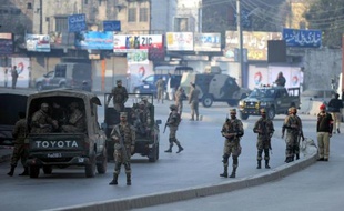 L'armée pakistanaise a annoncé mardi avoir bombardé des repaires rebelles du nord-ouest et tué 25 insurgés en représailles aux deux attentats qui ont fait au moins 39 morts, dont 34 militaires, les deux jours précédents.