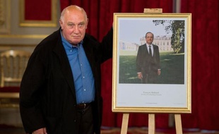 La photo officielle du François Hollande, prise par le photographe Raymond Depardon dans les jardins de l'Elysée, a été présentée lundi, provoquant rapidement de nombreux détournements sur le net.