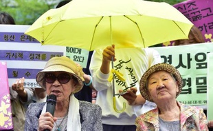 Des femmes de "réconfort" sud-coréennes, Kim Bok-Dong (g) et Gil Won-Ok (d), victimes de l'esclavagisme sexuel imposé par l'armée impériale japonaise pendant la Seconde guerre mondiale, donnent une conférence de presse le 23 juin 2015 devant l'ambassade du Japon à Séoul
