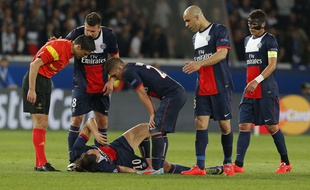 Zlatan Ibrahimovic, blessé à la cuisse face à Chelsea, le 2 avril 2014 au Parc des Princes