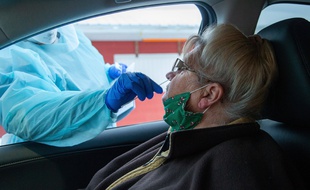 Un test PCR fait depuis une voiture aux Etats-Unis, le 21 décembre 2020.