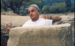 Le philosophe et historien, Jean-Pierre Vernant, héros de la Résistance et l'un des grands spécialistes mondiaux de l'antiquité grecque est mort mardi à l'âge de 93 ans, a-t-on appris mercredi auprès de sa famille.