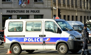 Un camion de la police près de la préfecture de police de Paris, après l'attaque meurtrière, le 3 octobre 2019