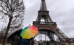 Nouvelle péripétie dans l'histoire mouvementée de la Société de la Tour Eiffel: fragilisée par un conflit entre sa direction et son actionnaire principal, la foncière est la proie d'une OPA d'un montant de 300 millions d'euros, lancée par la mutuelle d'assurance SMABTP.