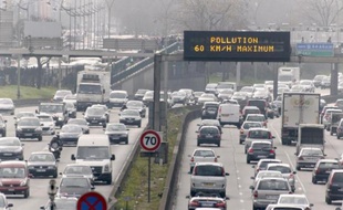 Le périphérique parisien lors d'un épisode de pollution le 15 mars 2014