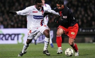 Lyon a pris le large (9 points) en tête de la Ligue 1 en battant dimanche soir (4-2) un Paris SG relégable, et Marseille a pris l'eau samedi à domicile contre Sochaux (0-1), laissant Nancy, vainqueur de Metz (2-1), s'échapper six points devant, lors de la 30e journée de L1.